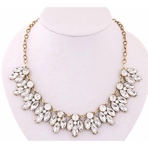 ONE LEFT The Evangeline Crystal Statement Necklace - Picture 3 of 3